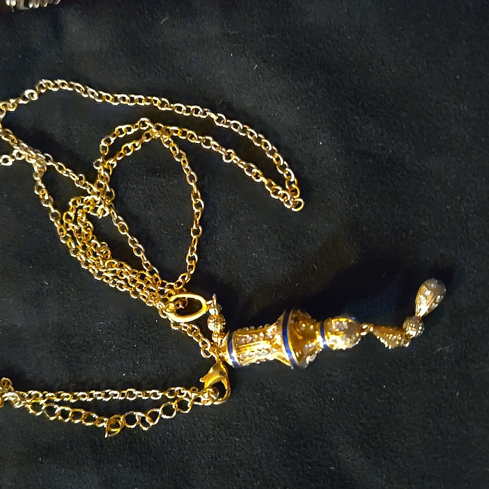 Camrose & Kross Jacqueline Jackie Kennedy Secret Oil Pendant